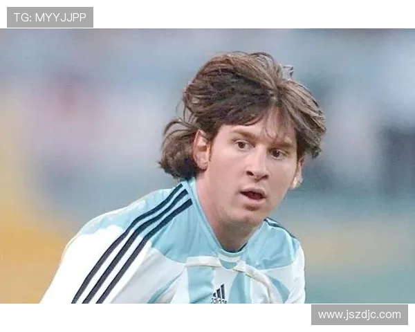 在绿茵场上沉思的足球明星与他们的发呆时光